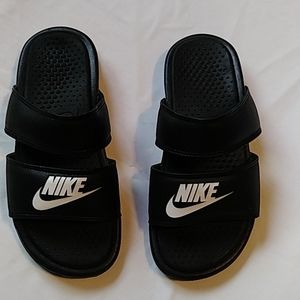 Nike size 6 slides